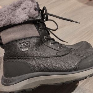 UGG women winter boots size US8